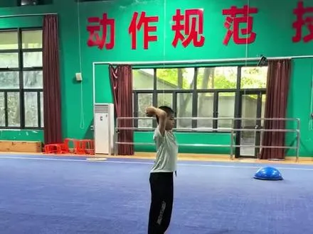 我看到的不是天赋，是南拳又有新的后来人。 尝试着教了他一遍南拳套路…… 没想到一学就会，动作还有模有