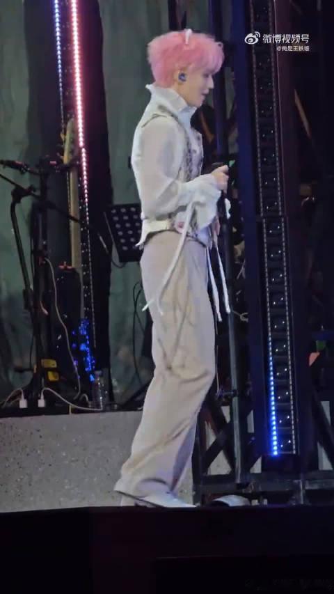 #王俊凯一口气说了10个演唱会禁品##王俊凯演唱会给粉丝准备彩纸#王俊凯一口气说出十个不能带进场的物