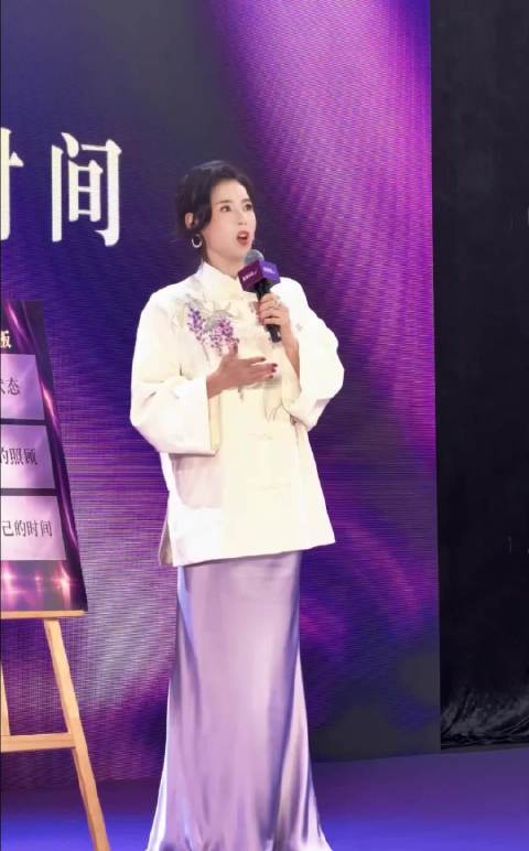 张柏芝真是养孩子先天圣体，生了三个养了三个，她说很轻松，不觉得忙碌疲惫。她的孩子教的也挺好，有教养，