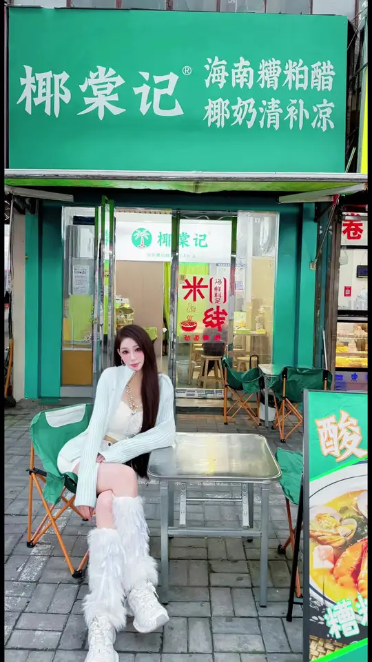 西工影院街这家店，把海南味道搬过来了✨ 我今天试了两份餐品：一份糟粕醋海鲜面，还有一份开封鸡丁米线。