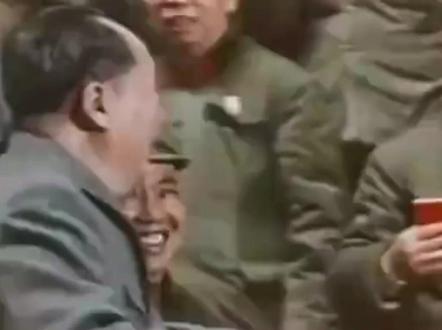 情深义重！活动现场，毛主席伸手搀扶猛将许世友登台