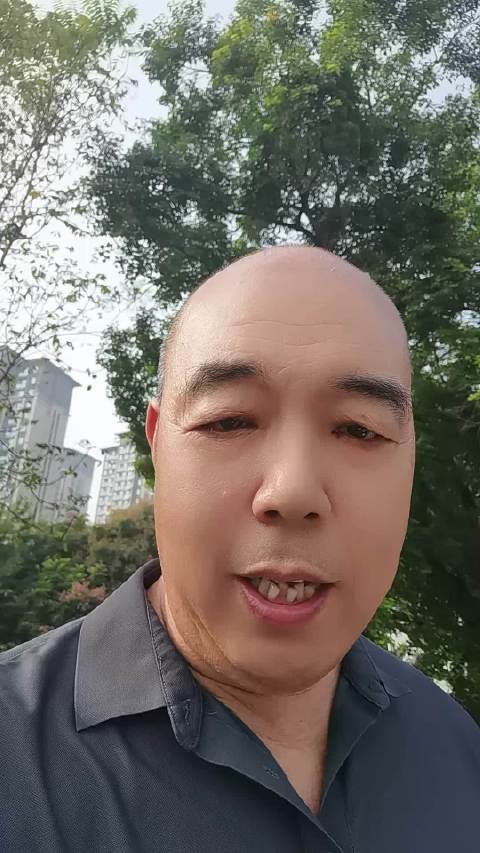 6点的我在桥头摆地摊，为南阳内乡县法院无良法官李永辉和南阳市中级法院的张朝阳买单，为辛苦的农民工挣取
