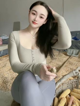 不做都市精致妞，回村变身剥玉米选手，力气有，温柔也有，有没有人来搭把手😂