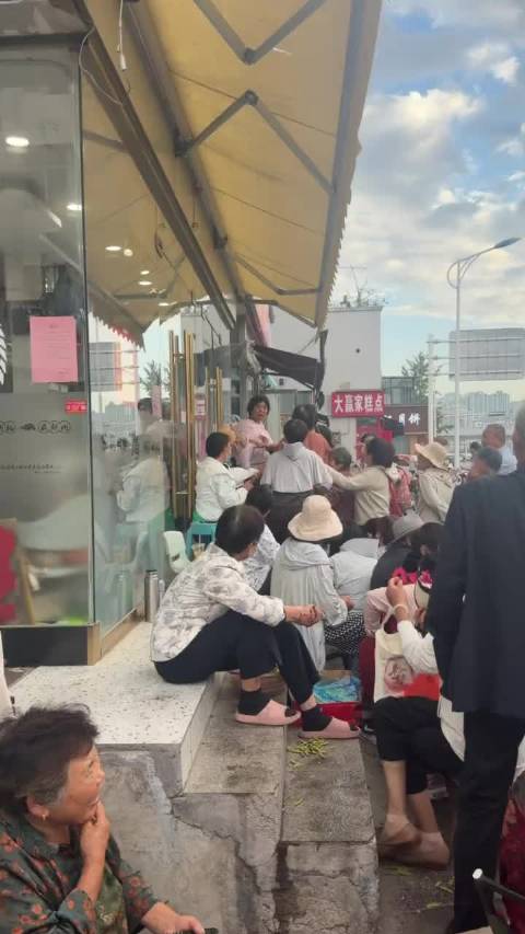 江苏徐州邳州，一家月饼店门前排队时，顾客与“黄牛”发生争执