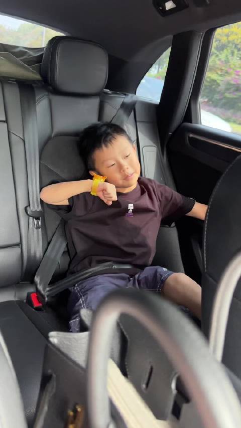 肥恩每天都会给不用的人打电话把他想说的都通过电话告诉那个人他不拨号他觉得手表抬起来后说出那个人的名字