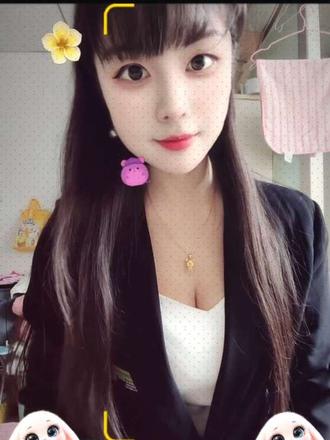 年年岁岁花相似，岁岁年年人不同。寄言全盛红颜子，应怜半死白头翁！