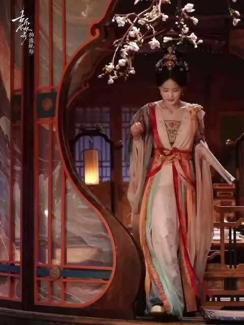 #龚琳娜李一桐神到一部剧里# 龚琳娜的唱腔很难被复刻，歌声里满是跨越千年的神性，搭配李一桐敦煌造型，