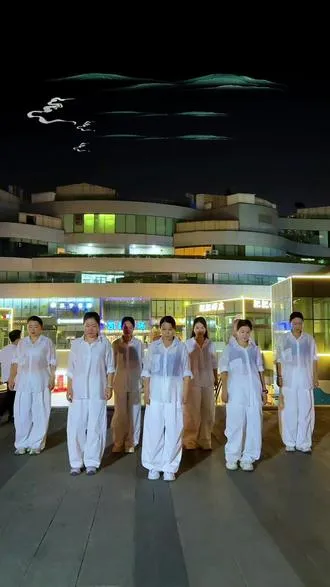 广场舞听哭了自己。