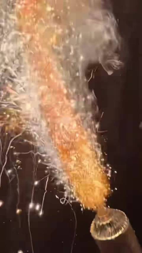 【副业启动】过年必火氛围棒✨氛围感拉满，适用于各种场景，单罐燃料续航约25分钟⏱️✅ 拥有专属专利，
