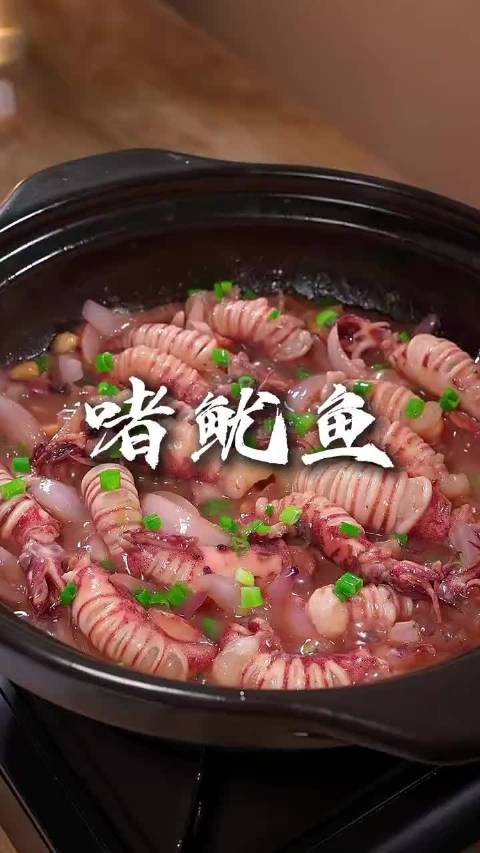 发现这种小鱿鱼，就这样简单的啫一下，哇，超好吃的，又糯又鲜甜