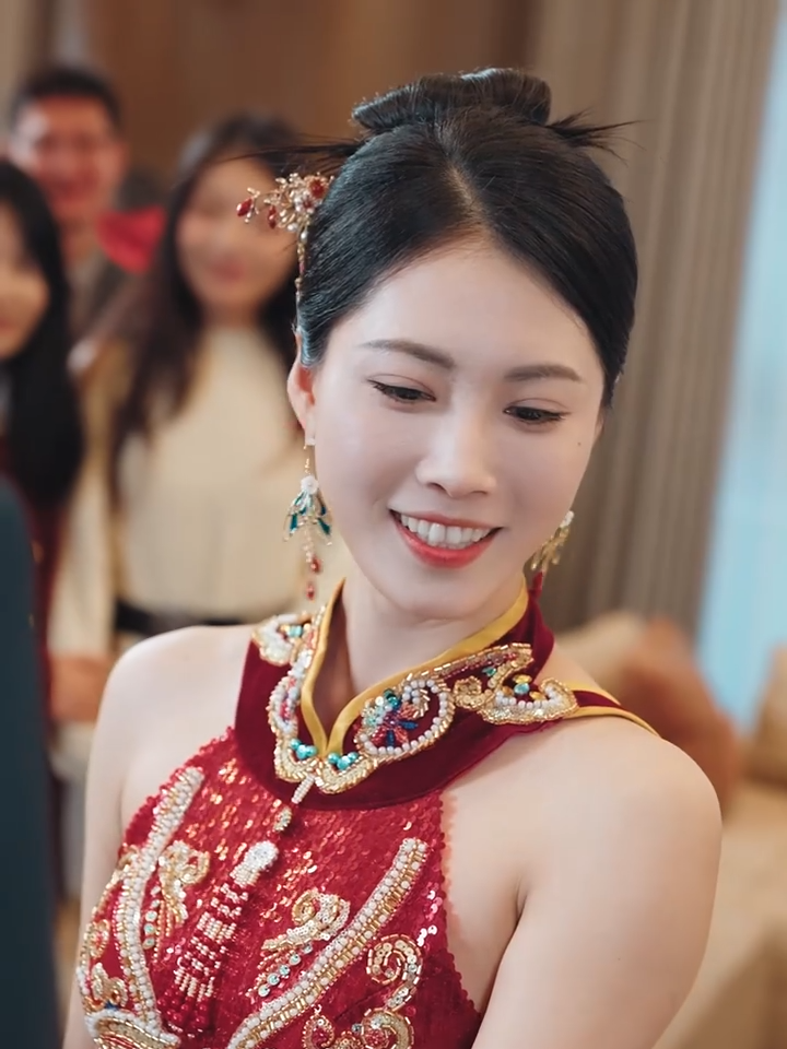 女人受邀参加室友婚礼，新郎居然是她的丈夫？