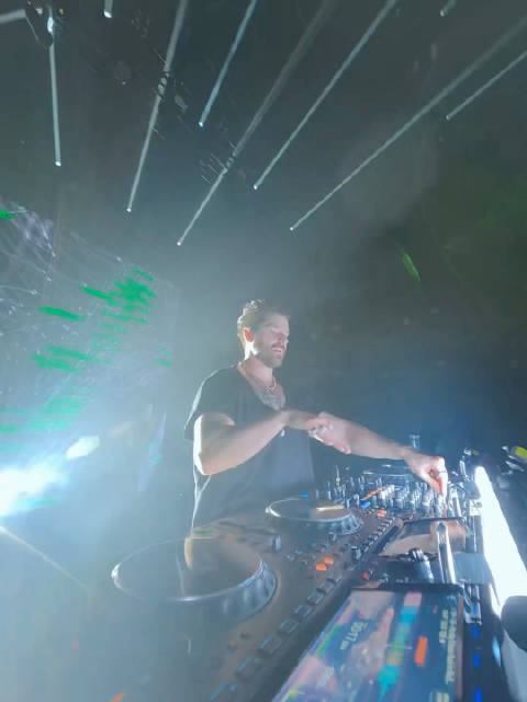 【🚨】电子百大DJ ALOK 在最新现场宣布下个月与K–Pop女团会有一首新作品登场并合作现场表演