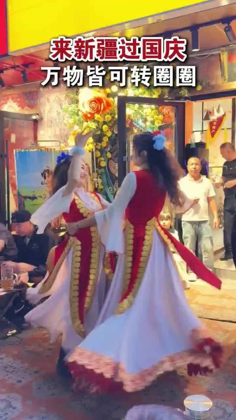 #国庆来新疆万物皆可转圈圈##乌鲁木齐广场上演双重赛乃姆##吉利银河战舰700##无畏进化银河战舰7