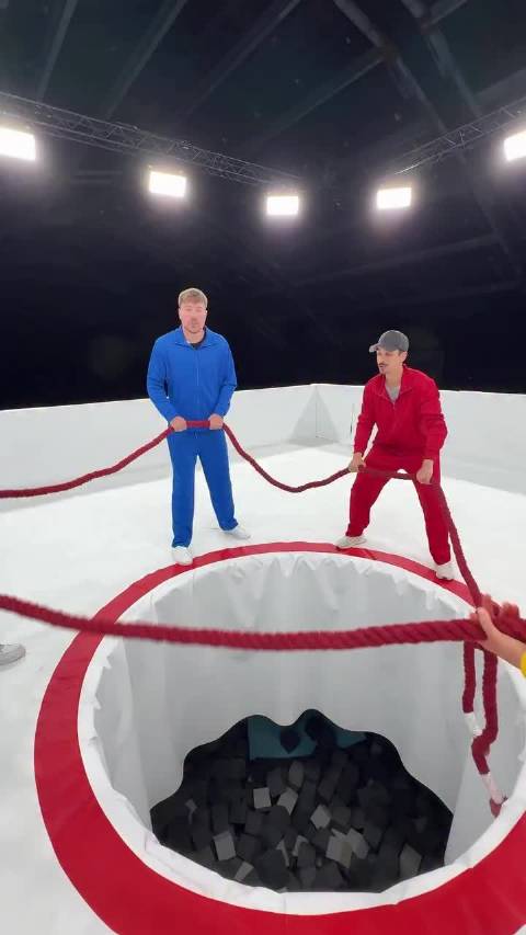 掉洞里就算输——想办赛事的话，办法多得很。这是之前发过“碰到桶就算输”  的升级版啊