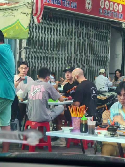 #王一博太接地气了# 昨天网友马来西亚偶遇王一博在街边吃当地美食肉骨茶还吃了他最爱的榴莲，王一博一向