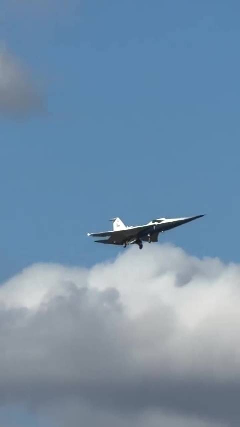 NASA 的 X-59 超音速飞机正在沃思堡进行最后阶段的飞行测试，有一架飞机在旁边伴飞