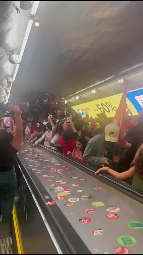 巴西总统大选结束！沸腾！欢呼！卢拉胜选！在保利斯塔大街巴西全民沸腾的夜晚 卢拉将击败右翼候选人弗拉维