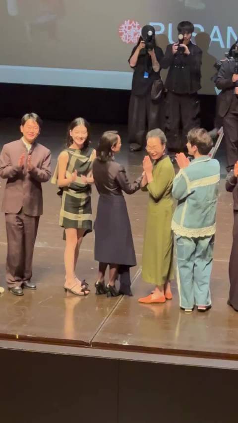 #周迅王圣迪贴脸比心##周迅王圣迪来了韩国也得比心##釜山电影节#周迅王圣迪亮相釜山电影节，镜头前贴
