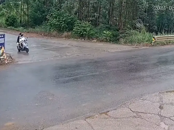 监控下的车祸瞬间