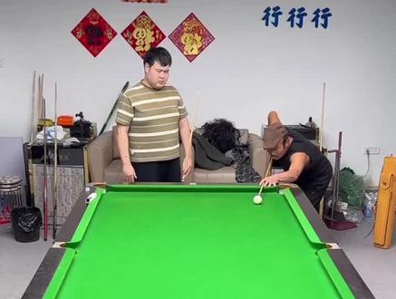 小奥奥打台球爆笑瞬间 小奥奥打台球爆笑瞬间