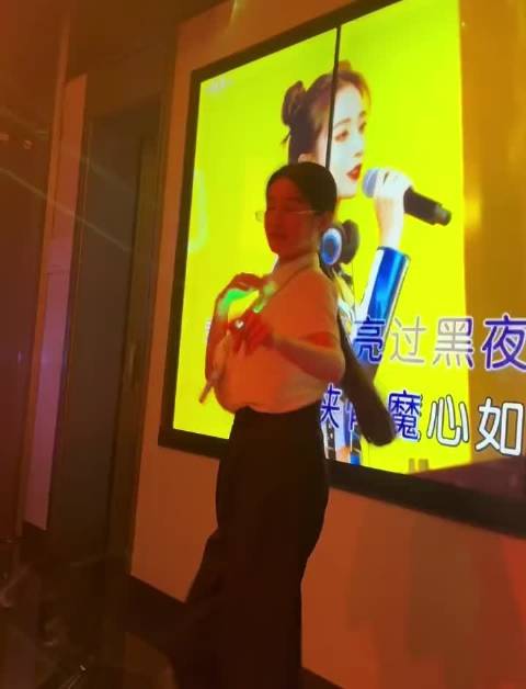 反差眼镜妹，良家乖乖女，小骨架身材，细枝结硕果，欲望性张力，丰满女人味，动若脱兔，呼之欲出，小鹿乱撞
