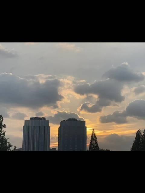 母无情莫强求，生在重男轻女的家庭，做得多错的多，有情有义遭来的都是谩骂和折磨，无情无义活得潇洒快活，