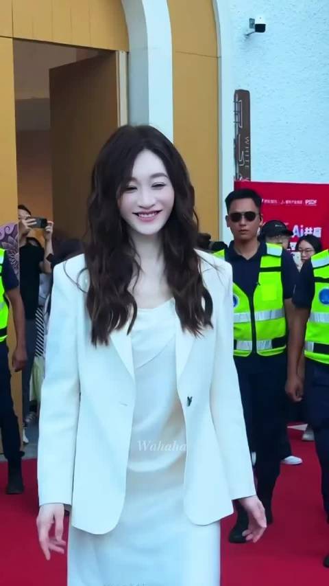50岁李小冉路透刷屏！不医美不内耗，这状态太绝了昨天刷到李小冉线下活动的生图，真挺惊艳