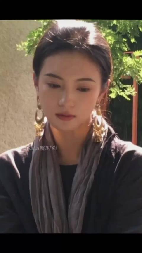 #曝张雅钦结婚怀孕了# 网传张雅钦和许宏宇低调结婚，还爆出疑似怀孕的消息，路透宽松穿搭引发各种猜测。