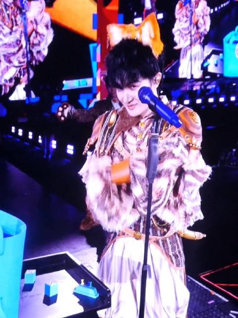 #周深[超话]##周深长沙演唱会# 笑亖了 魔术一半一半成功了让我们喊厉害失败了自个生猫气其实我们看