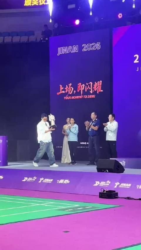 #羽毛球[超话]# 三年的坚持，数十站比赛的拼搏，让此刻的捧杯变得格外有意义，一切付出都值了