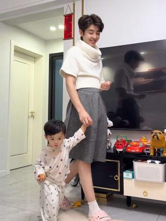 让老公帮我试穿衣服 没想老公穿上竟然比我穿好看