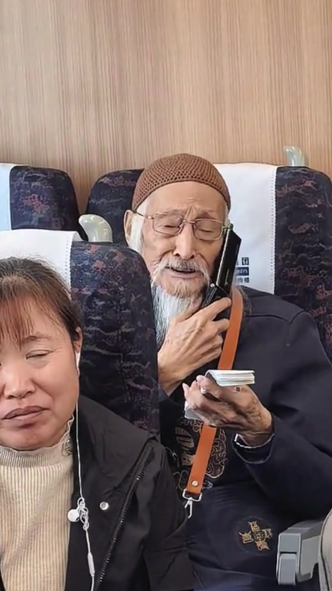 火车偶遇114岁能独自坐火车的百岁老人，耳不聋，说话非常明白，网友：清末，真见到清朝人了