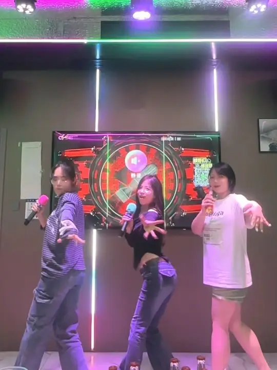 发现和00后玩根本不存在代沟，一晚上带她们拍了八百个视频，一个个都好学又开朗，好喜欢