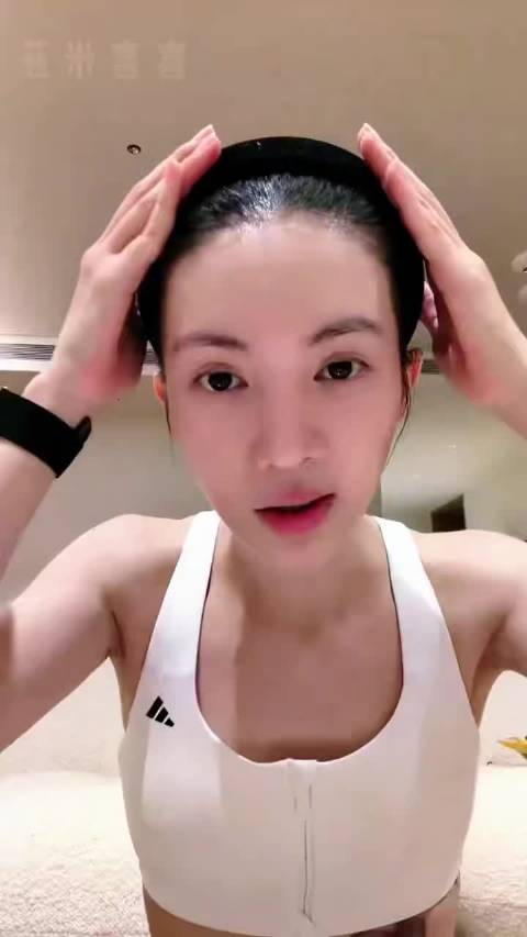 #金晨游学的学校倒闭了##金晨孟佳的游学学校倒闭了# 金晨和孟佳是一个游学学校，结果学校倒闭了。金晨