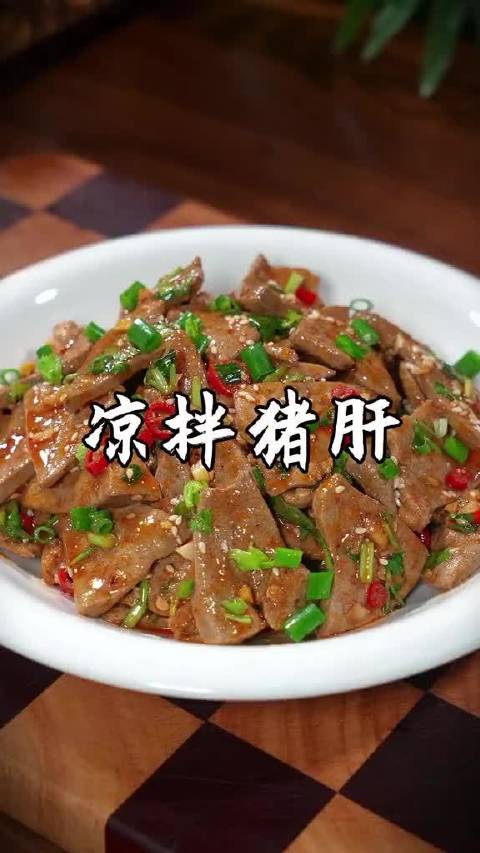大家注意看，把猪肝倒进开水中烫一烫，没想到居然这么好吃，99%的人都没有吃过