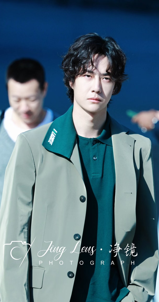 王一博一身绿套装清爽现身 PFW Lacoste