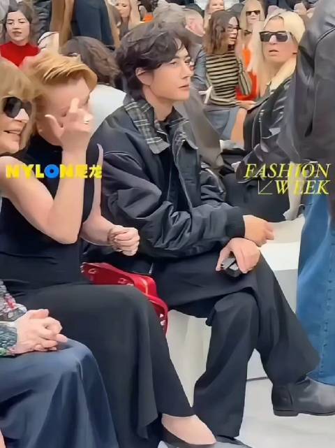罗意威秀场C位，坐在安娜与品牌CEO中间，全场唯一亚洲面孔，是毋庸置疑的顶级礼遇。 他从不需要刻意迎