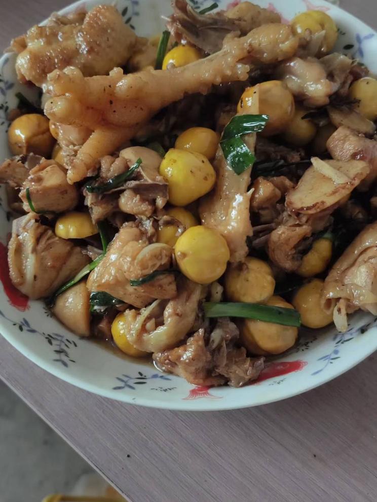 下雨天，在家做一盘栗子烧鸡来吃