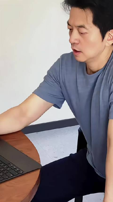 李健翻唱刘欢经典组曲致敬愐怀乐坛前辈李健老师说刘欢老师是一个高音特别高，低音特别低，是一个天赋太好的