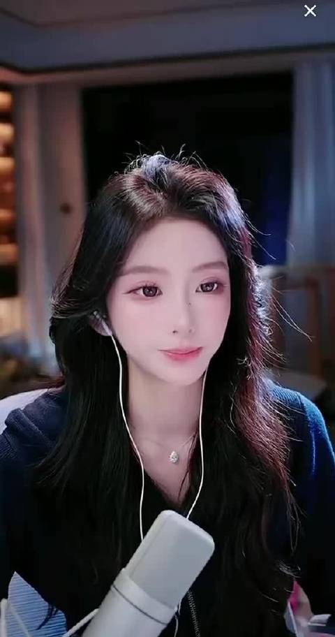 #巴旦木公主被求婚# 巴旦木公主甜蜜剧透求婚喜讯，透露卢本伟精心筹备仪式。两人早已低调领证，如今补全