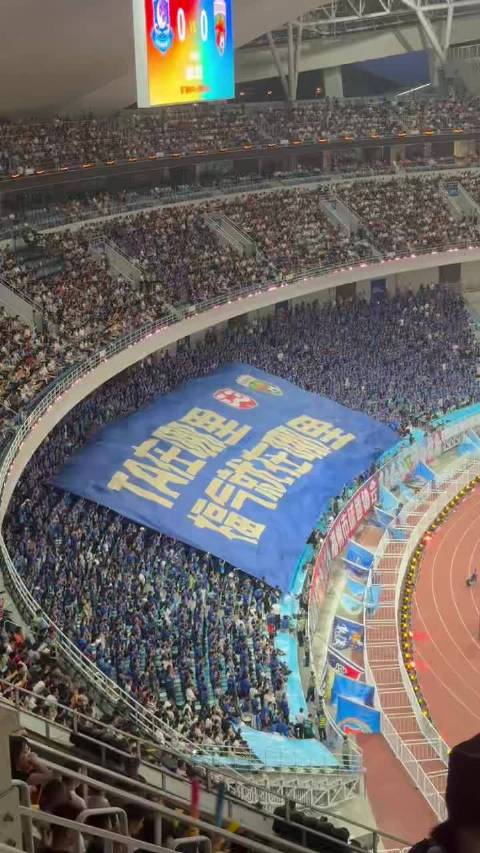 #福州3000球迷远征厦门排面拉满##福州球迷40米TIFO燃爆闽超决赛#三千福州球迷奔赴厦门看球，