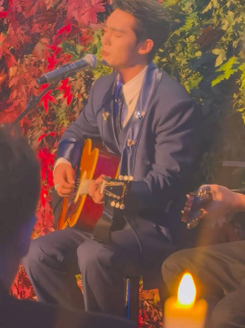 他非常开心的 享受这种演奏有反馈的感觉