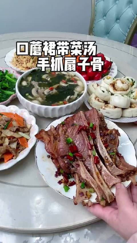 今天做了口蘑裙带菜汤和手抓扇子骨