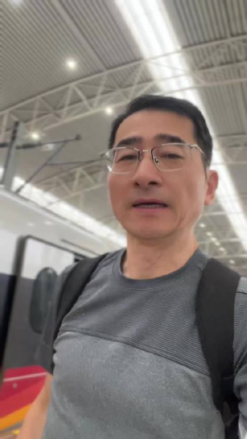 京沪高铁上，聊聊静脉曲张的复发问题。正如人生，尽管不完美，但仍然是最好的时代，让我们实现了许多梦想。