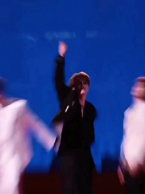 #满江给邵子恒颁奖把自己整哭##披荆斩棘公演舞台#太真实了！满江给邵子恒颁奖，情绪上来直接哭了，性情