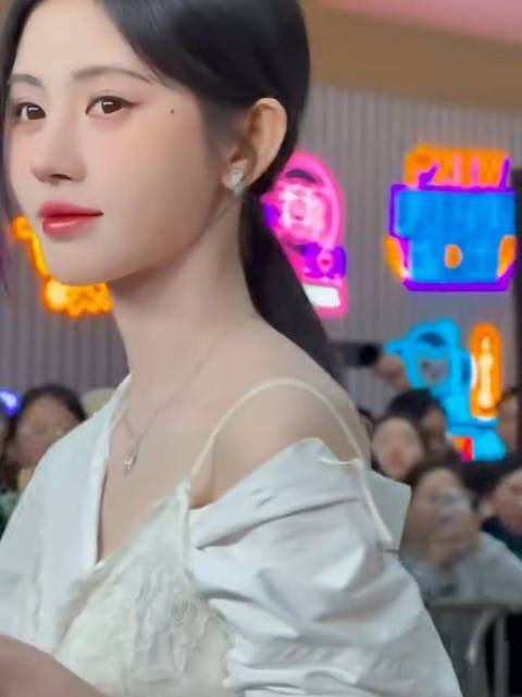 一直知道陈都灵和鞠婧祎头骨小 结果这对比震撼到了 皮肤都好到自带磨皮