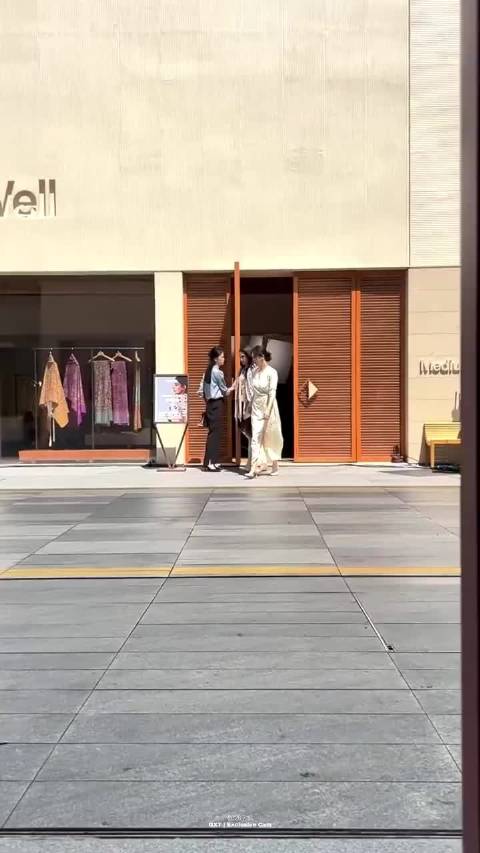 鞋底薄薄一片比例也好好…关晓彤这个身材真的好美妙