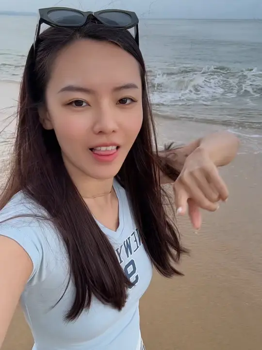 幸福可以是走在松软的沙滩上自嗨这么简单❤️