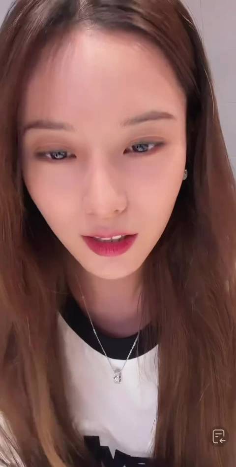 #黄子韬谁欺负我老婆了# 徐艺洋说当时还拍了转场，黄子韬想公开来着 但是自己当时身体＋情绪问题，想挑