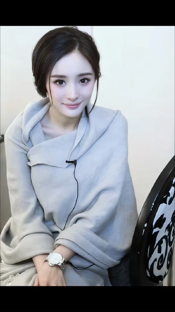 眉含柔韵，目蕴灵光